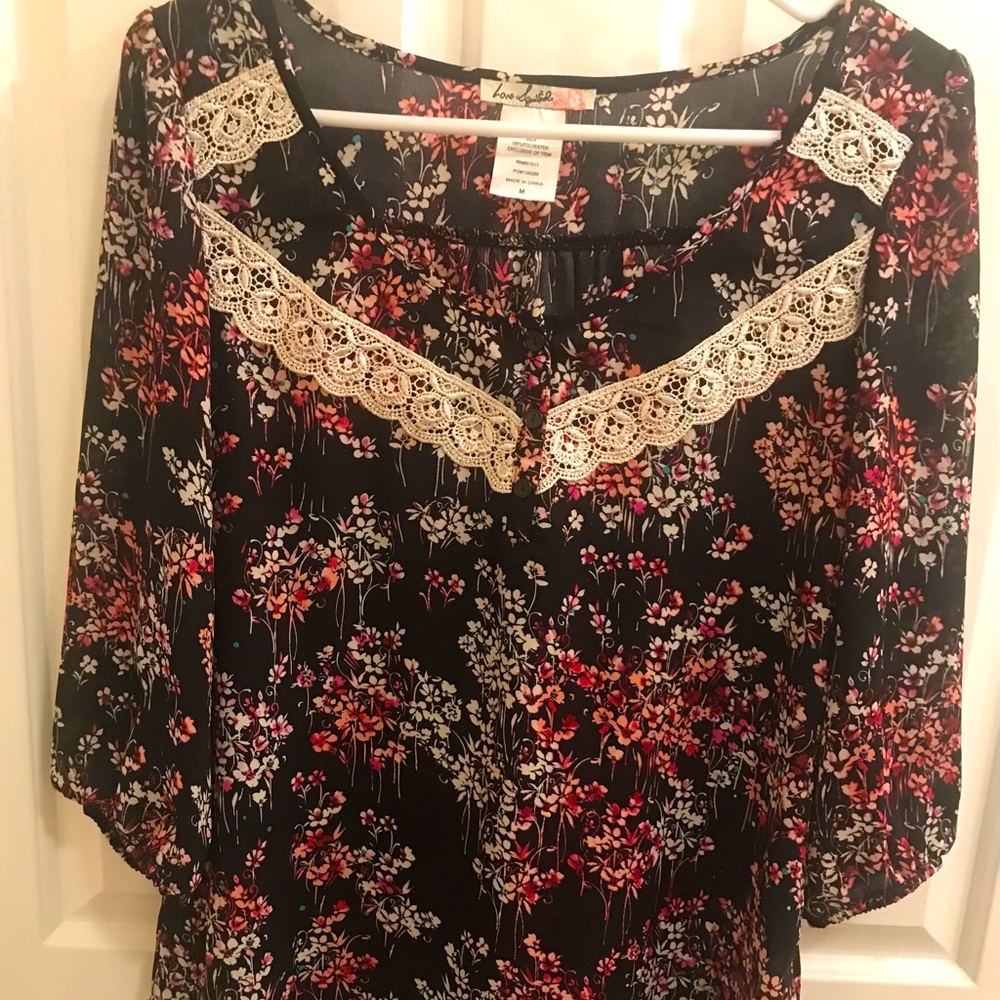 6/$20 Love Squared Boutique Top with a Vintage Floral & Lace design, NC
